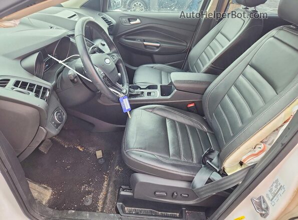 1FMCU9G99HUD79462 2017 FORD ESCAPE White Вид салону спереду