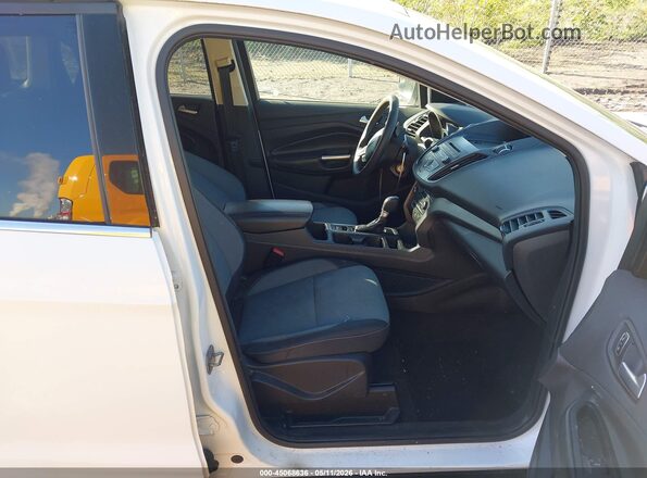 1FMCU9GD1HUD94414 2017 FORD ESCAPE Белый Вид салона спереди