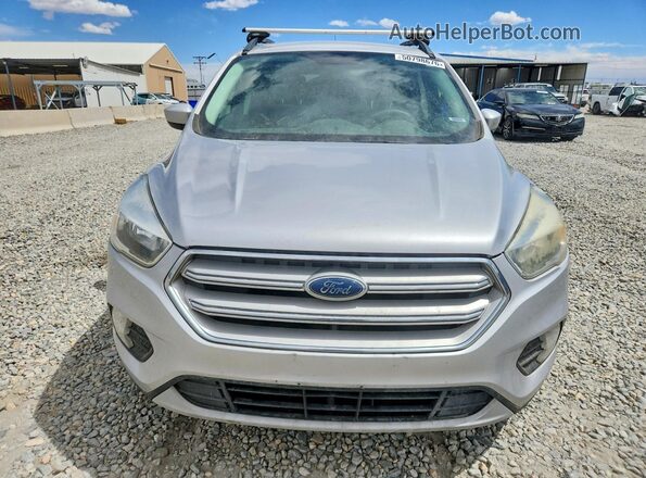 1FMCU9GD2JUA32257 2018 FORD ESCAPE Серебряный Вид спереди