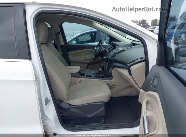 1FMCU9GD7HUC02669 2017 FORD ESCAPE Белый Вид салона спереди