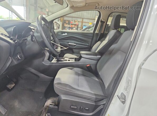1FMCU9GD8JUB39376 2018 FORD ESCAPE Белый Вид салона спереди
