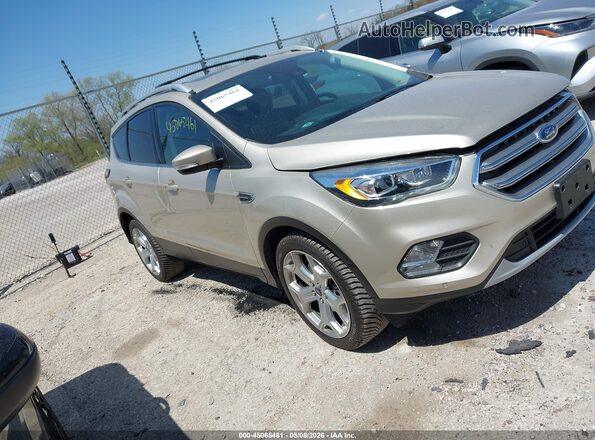 1FMCU9J94HUD89325 2017 FORD ESCAPE Золотой Вид задней части салона