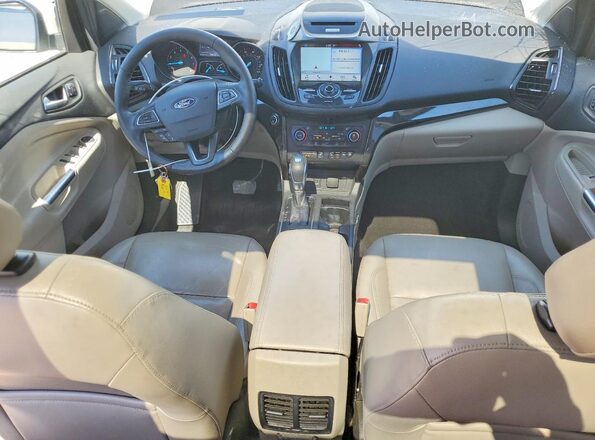 1FMCU9J96JUA08533 2018 FORD ESCAPE Белый Вид панели приборов