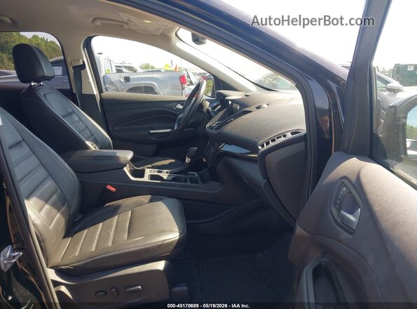 1FMCU9J97HUD55699 2017 FORD ESCAPE Черный Вид салона спереди