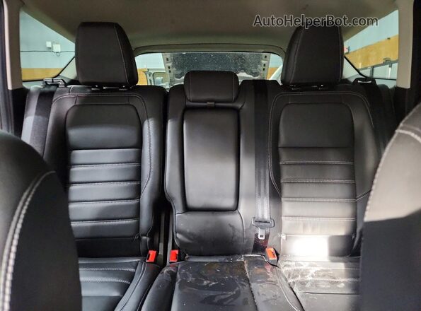 1FMCU9J98HUD50009 2017 FORD ESCAPE Red Widok tylnych siedzeń