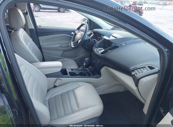 1FMCU9JD0HUB22378 2017 FORD ESCAPE Черный Вид салона спереди
