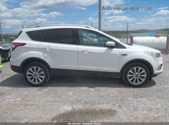 1FMCU9JD7HUC06276 2017 FORD ESCAPE Белый Вид задней части салона