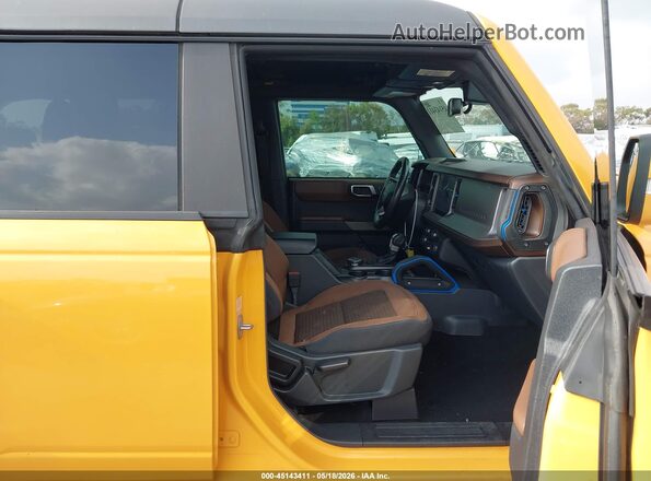 1FMEE5BP8NLB46565 2022 FORD BRONCO Желтый Вид салона спереди