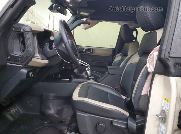 1FMEE7BH4SLB15989 2025 FORD BRONCO Cream Vista interior delantera
