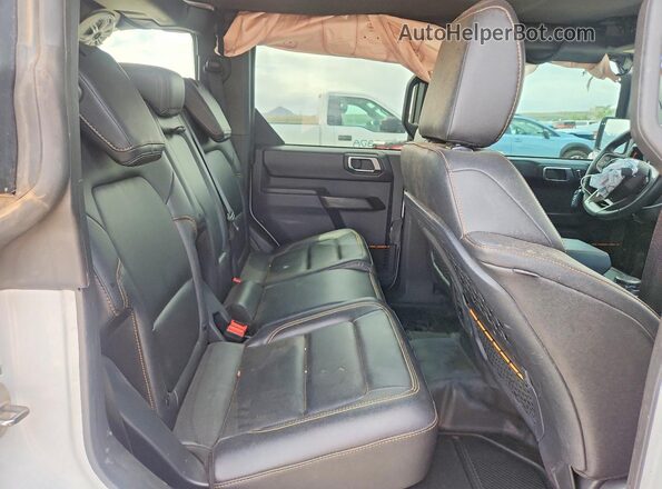 1FMEE9BP1RLA07634 2024 FORD BRONCO White Vista de los asientos traseros