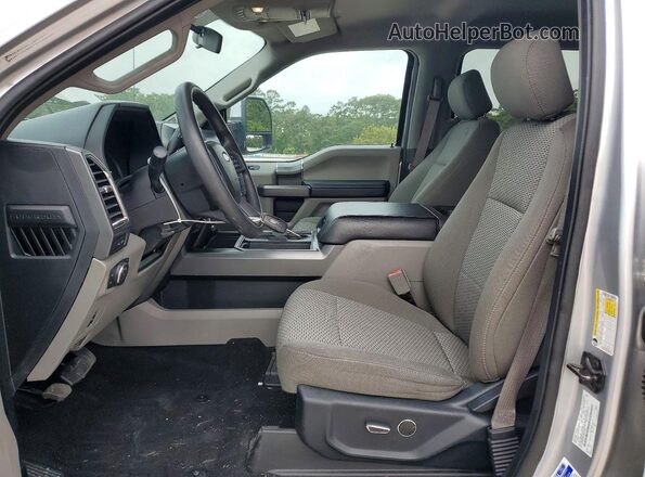 1FT7W2B68HEF47381 2017 FORD F250 Silver Widok wnętrza z przodu