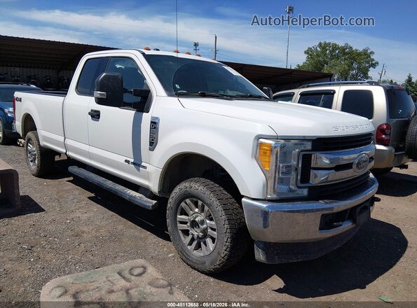 1FT7X2BT3HED94055 2017 FORD F-250 Белый Передняя правая четверть