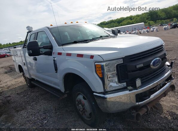 1FT7X3B61HEE05019 2017 FORD F350 Белый Вид задней части салона
