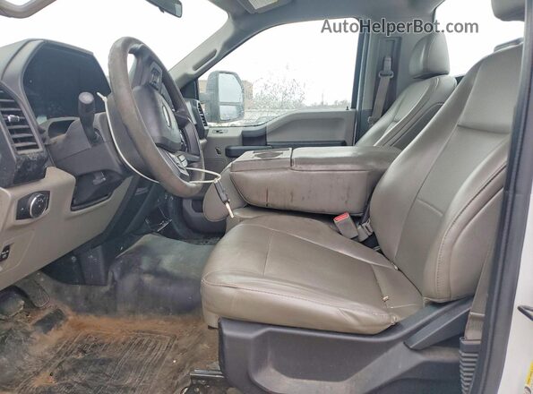 1FTMF1C8XHKC08247 2017 FORD F150 White Widok wnętrza z przodu