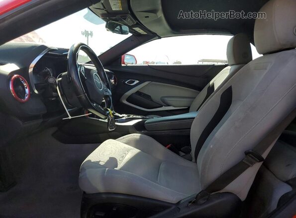 1G1FB3DX2L0120909 2020 CHEVROLET CAMARO Красный Вид салона спереди