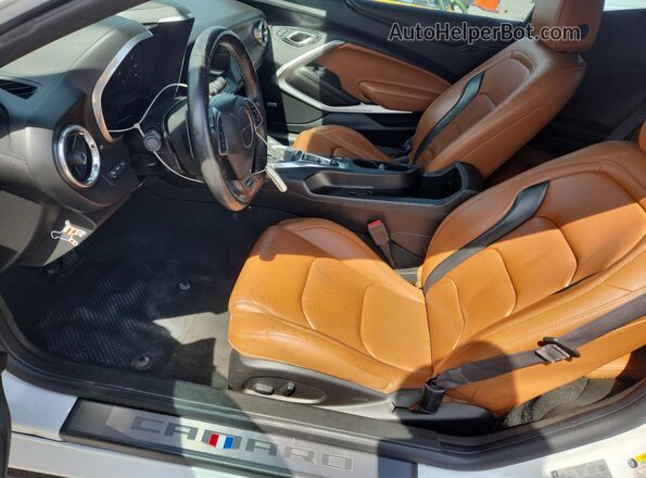 1G1FD1RS8H0112638 2017 CHEVROLET CAMARO Белый Вид салона спереди