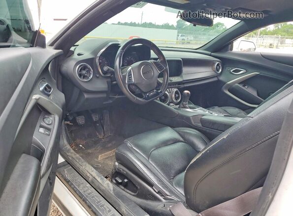1G1FE1R70H0202276 2017 CHEVROLET CAMARO Белый Вид панели приборов