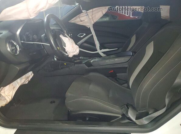1G1FF1R75M0122348 2021 CHEVROLET CAMARO Белый Вид салона спереди