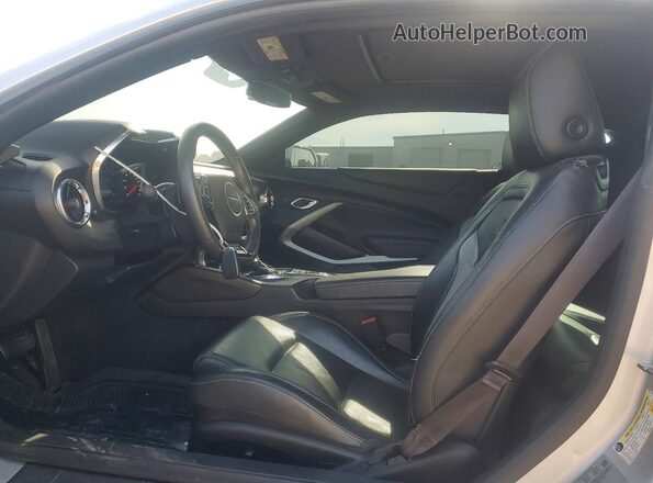 1G1FF1R78H0159982 2017 CHEVROLET CAMARO Серебряный Вид салона спереди