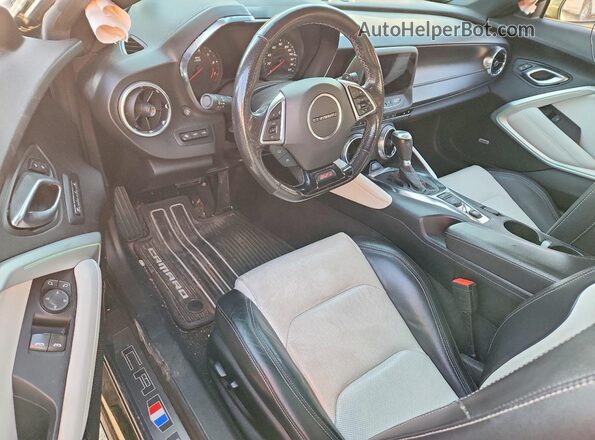 1G1FH1R76L0120939 2020 CHEVROLET CAMARO Зеленый Вид панели приборов