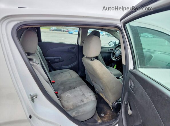 1G1JA6SH2G4170640 2016 CHEVROLET SONIC White Widok tylnych siedzeń