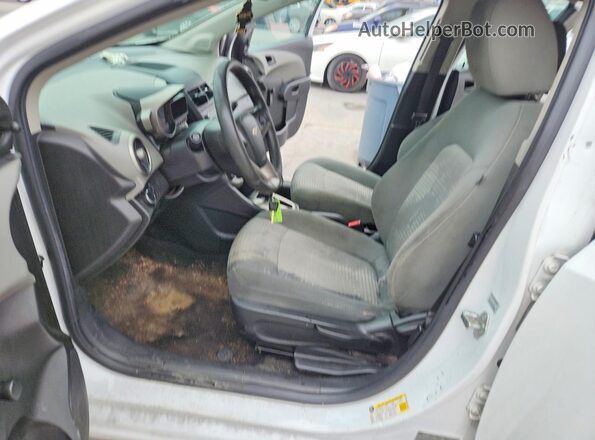 1G1JA6SH2G4170640 2016 CHEVROLET SONIC White Widok wnętrza z przodu