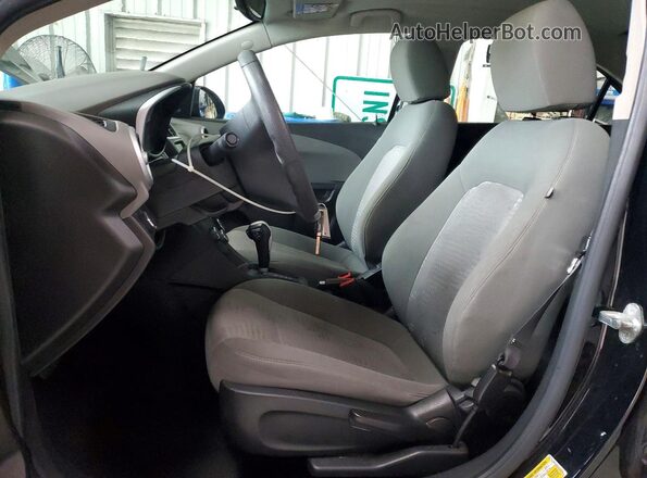 1G1JB5SH0H4156096 2017 CHEVROLET SONIC Черный Вид салона спереди