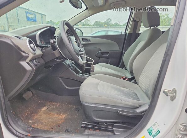 1G1JB5SH0H4167440 2017 CHEVROLET SONIC Белый Вид салона спереди