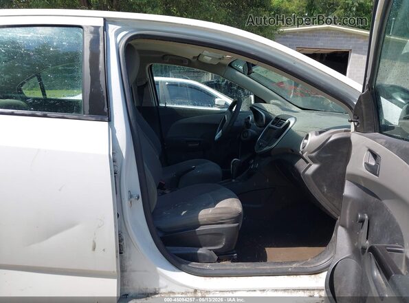 1G1JB5SHXJ4137562 2018 CHEVROLET SONIC Белый Вид салона спереди