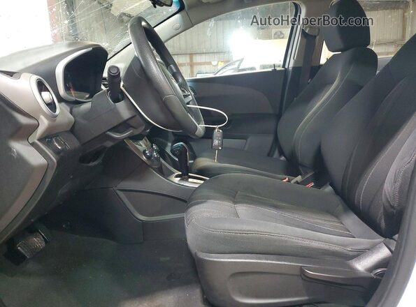 1G1JD5SH0H4102176 2017 CHEVROLET SONIC Белый Вид салона спереди