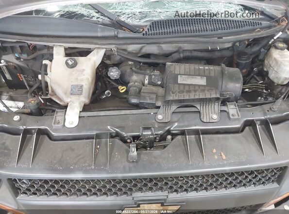 1GAZGNFF2H1303694 2017 CHEVROLET EXPRESS Серебряный Вид сзади