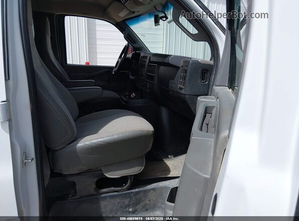 1GAZGPFG8J1301409 2018 CHEVROLET EXPRESS White Widok wnętrza z przodu
