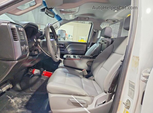 1GC2KUEG1JZ192591 2018 CHEVROLET SILVERADO Белый Вид салона спереди
