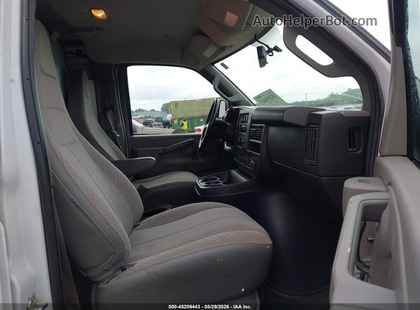 1GCWGAF16H1349178 2017 CHEVROLET EXPRESS Белый Вид салона спереди