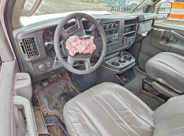 1GCWGAFG3H1112359 2017 CHEVROLET EXPRESS Белый Вид панели приборов