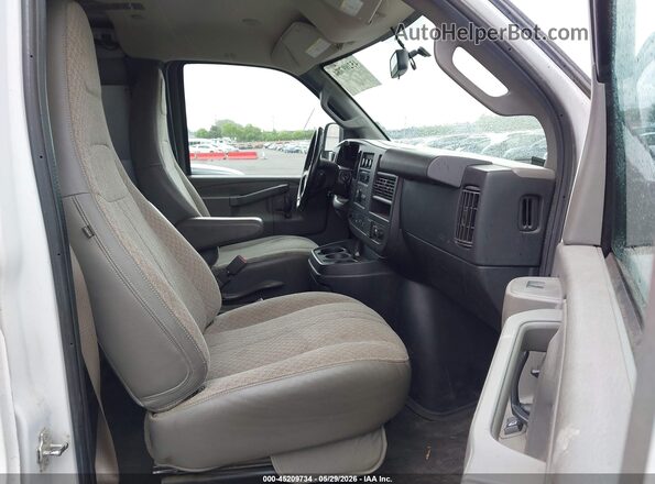 1GCWGAFP3J1339248 2018 CHEVROLET EXPRESS Белый Вид салона спереди