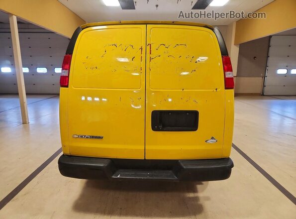 1GCWGAFP9K1338946 2019 CHEVROLET EXPRESS Желтый Вид сзади
