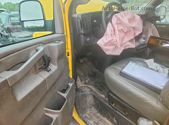 1GCWGAFP9P1113000 2023 CHEVROLET EXPRESS Yellow Widok deski rozdzielczej