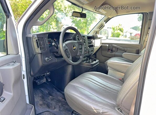 1GCWGAFPXJ1186254 2018 CHEVROLET EXPRESS White Widok zestawu wskaźników