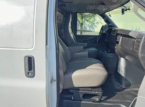 1GCWGAFPXJ1186254 2018 CHEVROLET EXPRESS White Widok z przodu