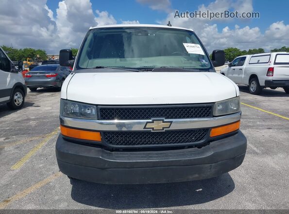 1GCWGAFPXK1332556 2019 CHEVROLET EXPRESS White Widok z przodu