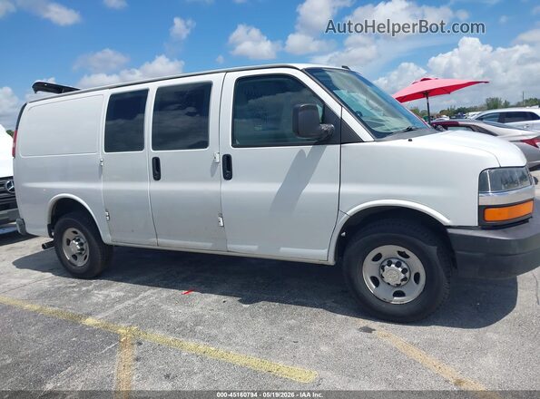 1GCWGAFPXK1332556 2019 CHEVROLET EXPRESS White Widok wnętrza z tyłu