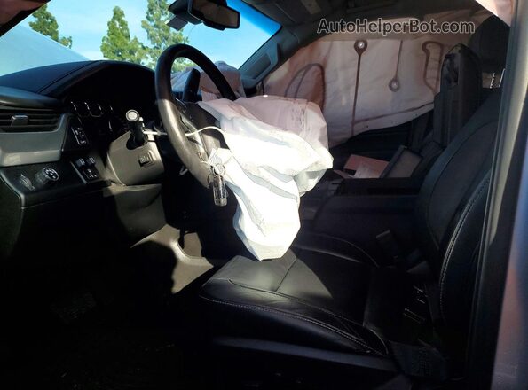 1GNSCBKC1JR139013 2018 CHEVROLET TAHOE Серебряный Вид салона спереди