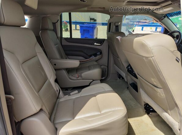 1GNSCJKC8KR105212 2019 CHEVROLET SUBURBAN White Widok wnętrza z tyłu