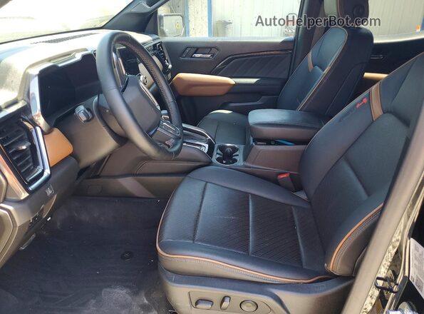 1GTP6DEK7P1147600 2023 GMC CANYON Черный Вид салона спереди