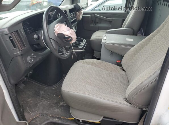 1GTW7AFP5M1156017 2021 GMC SAVANA White Vista interior delantera