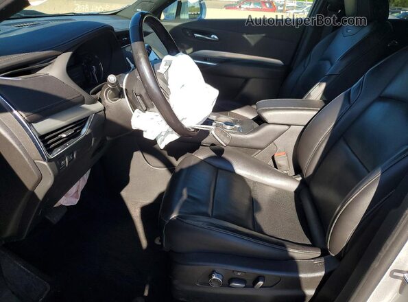 1GYFZDR44KF120004 2019 CADILLAC XT4 Silver Widok wnętrza z przodu