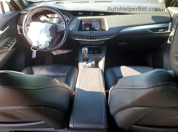 1GYFZDR44KF120004 2019 CADILLAC XT4 Silver Widok deski rozdzielczej