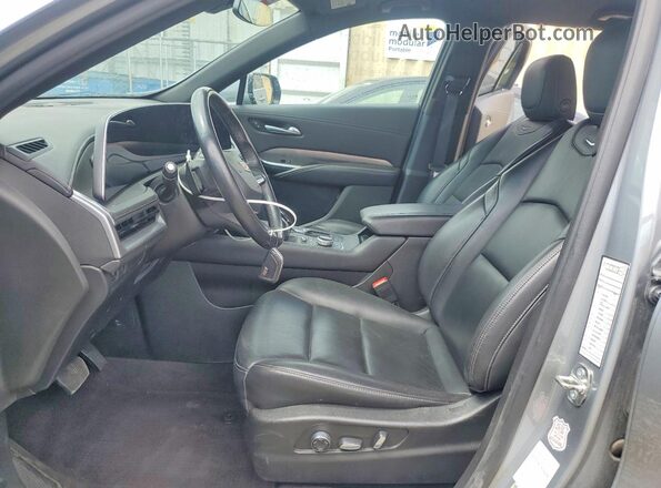 1GYFZDR48RF133090 2024 CADILLAC XT4 Silver Widok wnętrza z przodu