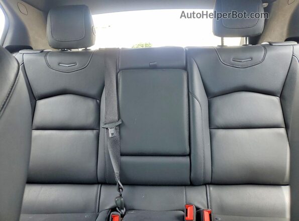 1GYFZDR48RF133090 2024 CADILLAC XT4 Silver Widok tylnych siedzeń